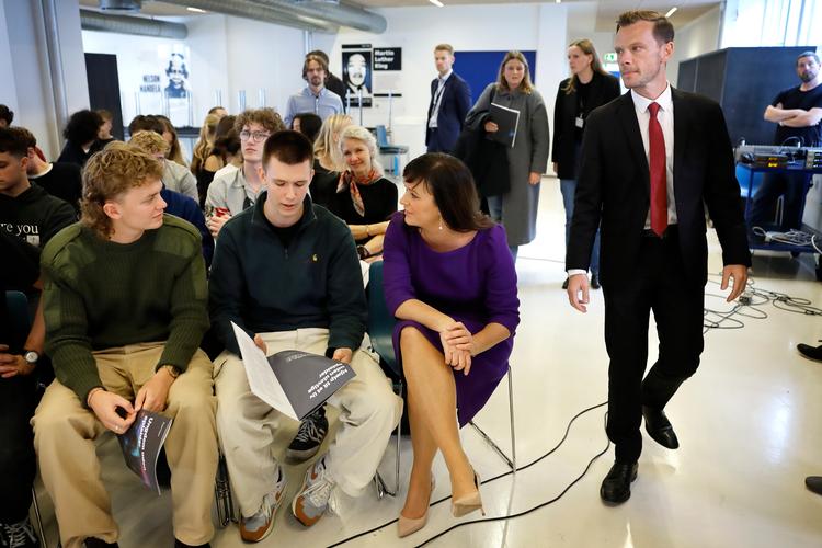 Regeringen fremlagde mandag sit udspil til bekæmpelse af misbrug af opioider blandt børn og unge. Det foregik på Rysensteen Gymnasium. Her taler indenrigs- og sundhedsminister Sophie Løhde (V) med elever, mens justitsminister Peter Hummelgaard (S) er på vej ind.   Foto: Jens Dresling