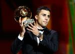 Spanske Rodri kronede et fornemt 2024, der bød på både en engelsk mesterskab, EM-guld og en kåring som slutrundens bedste spiller, med at modtage Ballon d'Or-prisen mandag aften i Paris. Foto: Sarah Meyssonnier/Ritzau Scanpix