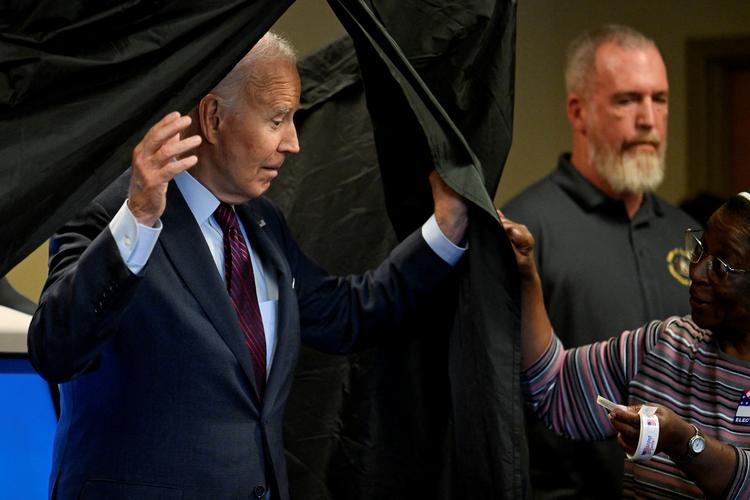 USA's præsident, Joe Biden, stemte i New Castle, Delaware, mandag, otte dage før den egentlig valgdag. Foto: Craig Hudson/Ritzau Scanpix