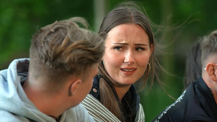 Victoria vil ikke have sin kæreste Lukas sårbarhed, kun hans styrke. Så man må lige lære hende, at det måske er to sider af samme sag! Foto: DR