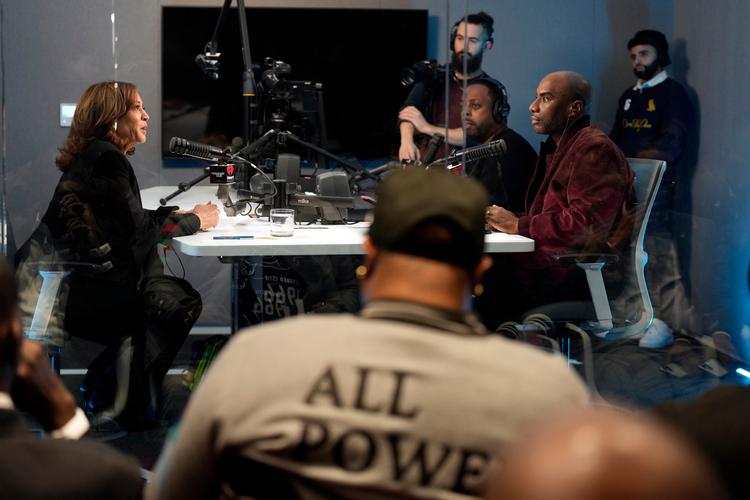 Kamala Harris gæstede podcasten ’The Breakfast Club’ med den kendte radiovært Charlamagne Tha God i Detroit 15. oktober. Foto: Jacquelyn Martin/Ritzau Scanpix