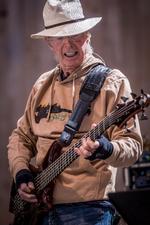     Phil Lesh Han spillede med i Grateful Dead i hele bandets 30-årige levetid, indtil det gik i opløsning efter Jerry Garcias død i 1995. Her spiller han i 2022 i sin egen gruppe Phil Lesh and Friends i San Franscisco. Foto: Carlos Avila Gonzalez/Ritzau Scanpix