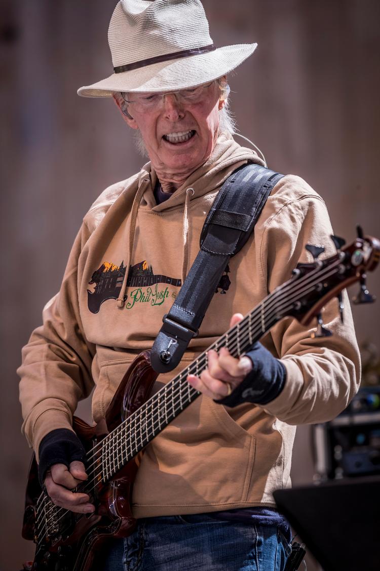     Phil Lesh Han spillede med i Grateful Dead i hele bandets 30-årige levetid, indtil det gik i opløsning efter Jerry Garcias død i 1995. Her spiller han i 2022 i sin egen gruppe Phil Lesh and Friends i San Franscisco. Foto: Carlos Avila Gonzalez/Ritzau Scanpix