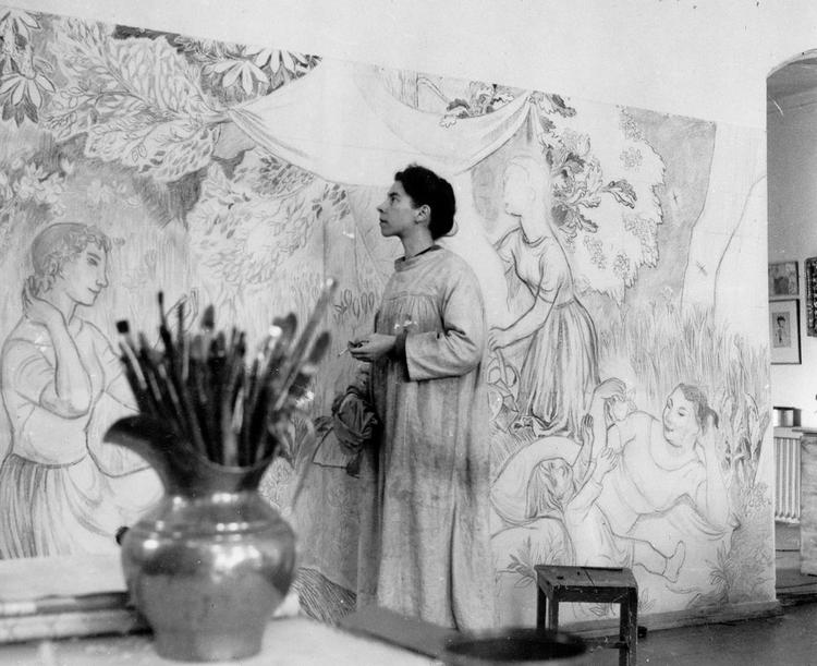 Tove Jansson, der levede fra 1914 til 2001, er i dag mest kendt som forfatter og tegner, men skabte i 1940’erne og 1950’erne en række store vægmalerier. Foto: Tove Jansson og en skitse i fuld størrelse til freskoen 'På landet', 1947. Moomin Characters Collection. © Tove Jansson Estate