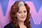 Bonnie Raitt har levet af at spille, siden hun var helt ung, og hun har i årtier, både som sanger og guitarist, været en inspirationskilde for mange. Nu fylder hun 75 år. Foto: Jordan Strauss/Ritzau Scanpix