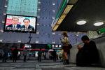 En nyhedsudsendelse viser billeder af Japans ministerpræsident, Shigeru Ishiba (tv.), og hans rival, Yoshihiko Noda fra oppositionspartiets CDPJ, på togstationen Ikebukuro i Tokyo. Deres to partier blev de største ved valget, men ingen af dem kan klare sig uden en koalition. Foto: Richard A. Brooks/Ritzau Scanpix
