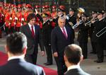 Ungarns ministerpræsident, Viktor Orbán, blev modtaget med pomp og pragt – og buh-råb – i Georgiens hovedstad, Tbilisi. Her ses han sammen med Georgiens ministerpræsident, Irakli Kobakhidze, til velkomstceremoni. Orbáns besøg har skabt vrede i resten af EU.  Foto: Irakli Gedenidze/Ritzau Scanpix
