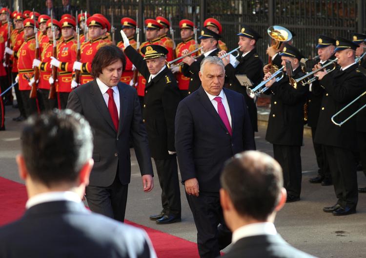 Ungarns ministerpræsident, Viktor Orbán, blev modtaget med pomp og pragt – og buh-råb – i Georgiens hovedstad, Tbilisi. Her ses han sammen med Georgiens ministerpræsident, Irakli Kobakhidze, til velkomstceremoni. Orbáns besøg har skabt vrede i resten af EU.  Foto: Irakli Gedenidze/Ritzau Scanpix