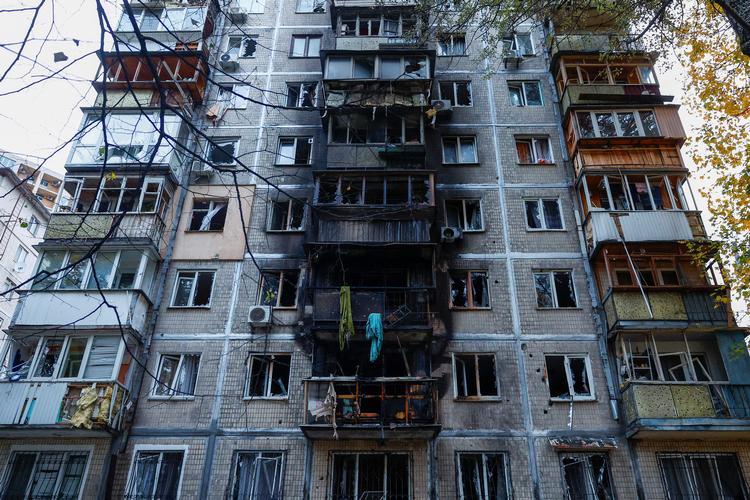 Ifølge borgmesteren i Kyiv, Vitali Klitschko, startede nedfaldne vragdele fra en ødelagt drone, branden i etageejendommen. Foto: Valentyn Ogirenko/Ritzau Scanpix