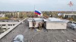 Russiske besættelsesstyrker hejser det russiske flag fra en bygning i Selydove, der netop er faldet. Foto: Russian Defence Ministry/Ritzau Scanpix