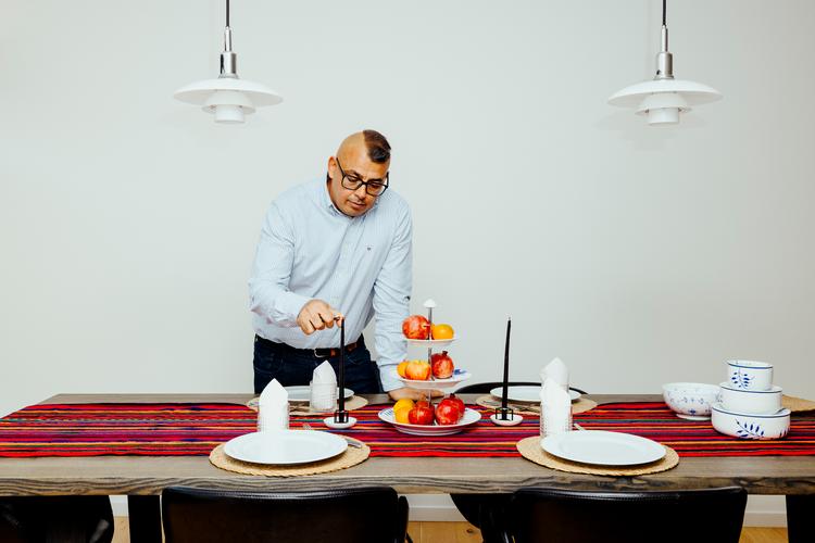 Selv om Amin Sharifi er muslim holder han juleaften, dels for sin datters skyld, dels for at følge traditionen i Danmark. Det løber op i 50 mennesker, når hele familien inviteres til julehygge med risalamande og pakkeleg.  

Foto: Katrine Noer for Politiken Foto: Katrine Noer/Katrine Noer