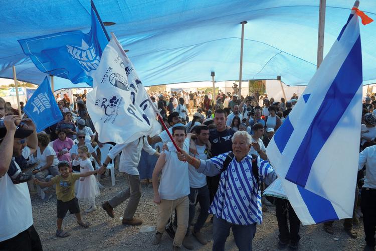Til en konference om genbosættelse af Gazastriben 20.-21. oktober i Be'eri i det sydlige Israel var flagende israelere, medlemmer af parlamentet 'Knesset' og ministre mødt op. Foto: Janis Laizans/Ritzau Scanpix