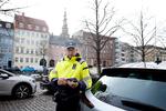 Før han blev p-vagt, var Henrik Fosdam en ivrig vandrer i sin fritid. Nu får han opfyldt sit behov på jobbet, hvor man nemt går 20.000 skridt på en arbejdsdag og i tilgift får nogle gode cykelture rundt i Københavns Kommune.  Foto: Jens Dresling