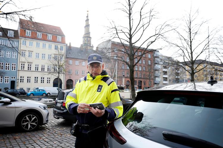 Før han blev p-vagt, var Henrik Fosdam en ivrig vandrer i sin fritid. Nu får han opfyldt sit behov på jobbet, hvor man nemt går 20.000 skridt på en arbejdsdag og i tilgift får nogle gode cykelture rundt i Københavns Kommune.  Foto: Jens Dresling