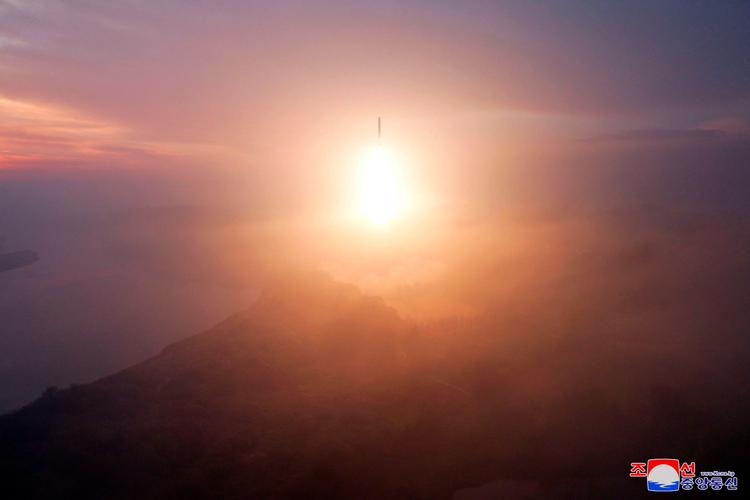 Nordkoreas statslige nyhedsbureau har frigivet billeder af affyringen af et interkontinentalt ballistisk missil, som fløj længere end noget andet nordkoreansk missil. Foto: Str/Ritzau Scanpix