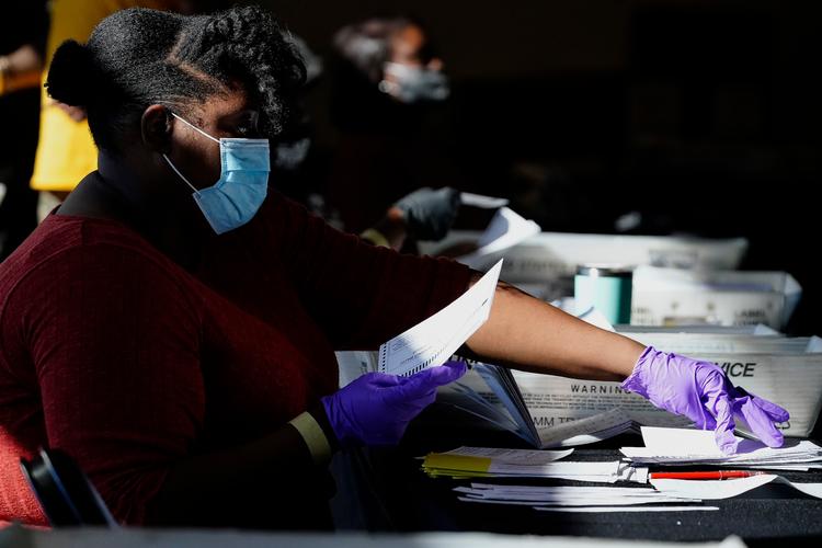 Optælling af stemmer efter valget i 2020 i Atlanta, Georgia, hvor Trump og hans tilhængere efterfølgende hævdede, at der var blevet snydt.  Foto: Brynn Anderson/Ritzau Scanpix