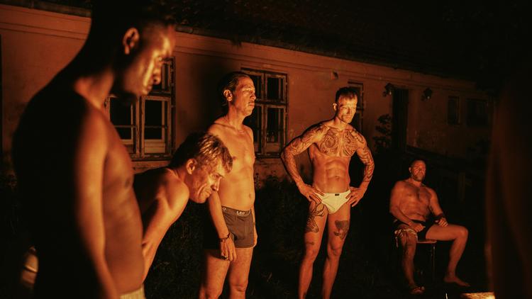 Den hvide underbuks. Kameraet kæler ofte for Gustav Gieses knivskarpe krop, der er toptrænet og ofte bare iført hvide briefs. Men han har mere at byde på, end vi får lov at se.  Foto: Henrik Ohsten