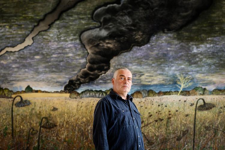 Søren Martinsen foran det mere end fire meter brede og tre meter høje maleri fra fronten i Ukraine, hvor han har leveret nødhjælp til soldater.  Foto: Miriam Dalsgaard