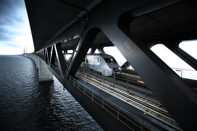 Der kommer til at gå en rum tid før SJ's hurtigtog X2000 igen kører på Øresundsbroen. På grund af et større moderniseringsprogram er den direkte rute til København aflyst frem til næste sommer. Foto: SJ