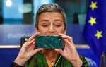 Margrethe Vestager tager billede af EU-parlamentarikerne, da hun har sat sig i sædet til sin tre timer lange høring som EU’s kommende digitale vicenæstformand og konkurrencekommissær i 2019. Foto: Francois Lenoir/Ritzau Scanpix