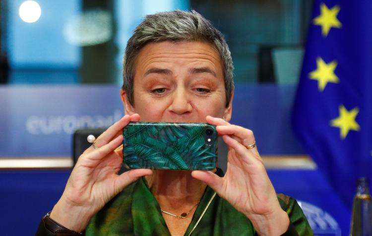 Margrethe Vestager tager billede af EU-parlamentarikerne, da hun har sat sig i sædet til sin tre timer lange høring som EU’s kommende digitale vicenæstformand og konkurrencekommissær i 2019. Foto: Francois Lenoir/Ritzau Scanpix