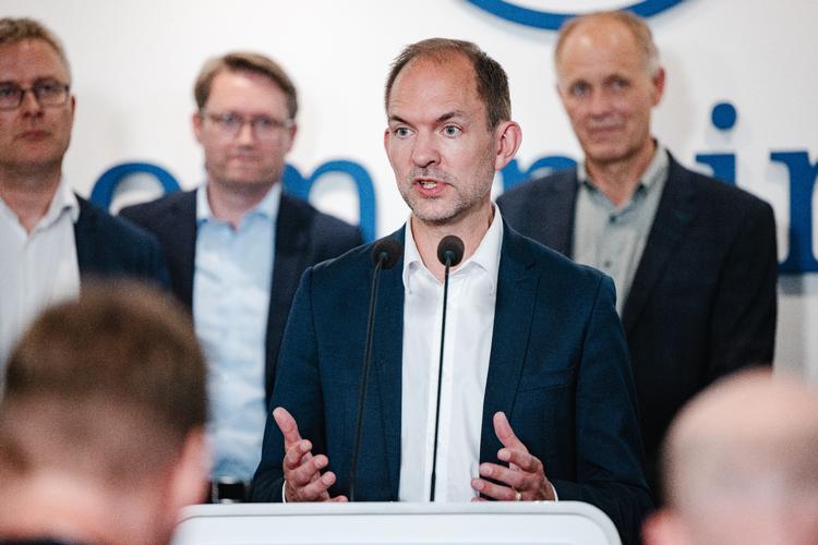 Jeppe Bruus, da han som skatteminister i juni var med til at fremlægge trepartsaftalen. Siden har han fået ansvar for de politiske forhandlinger, som har været i hårdknude på grund af vandmiljøet. Foto: Jonathan Damslund