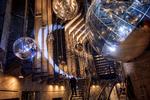 Tomás Saraceno har skabt et univers af kosmiske edderkoppespind og glaskugler inspireret af varmluftballoner i Trappegalleriet på Planetarium midt i København. Foto: Nicolai West
