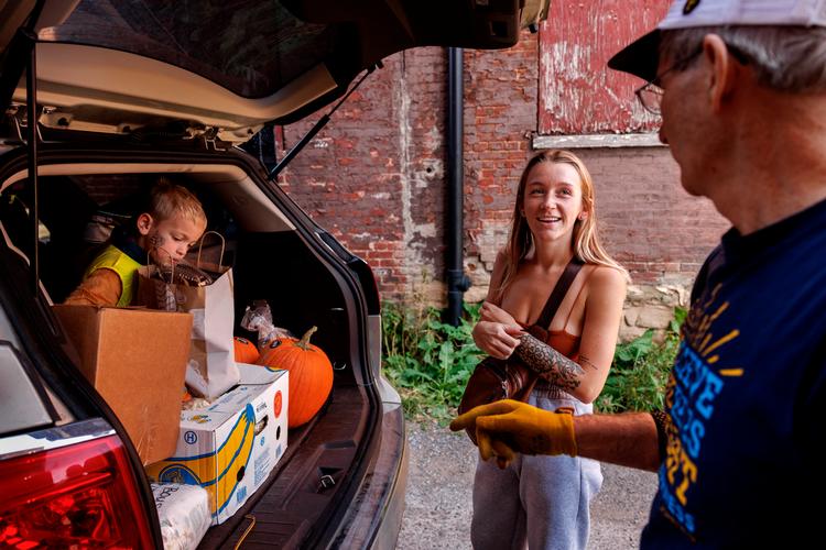 Z​oey Buttino er 21 år og mor til tre børn. I bagagerummet er der madkasser, bleer og to store græskar. Foto: Jacob Ehrbahn