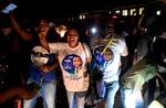 Tilhængere af oppositionens kandidat, Duma Boko jubler over valgsejren i Botswanas hovedstad, Gaborone.  Foto: Monirul Bhuiyan/Ritzau Scanpix