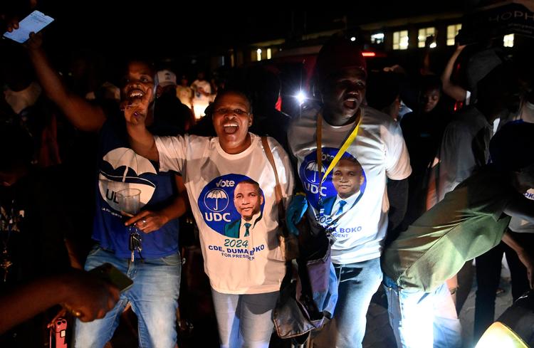 Tilhængere af oppositionens kandidat, Duma Boko jubler over valgsejren i Botswanas hovedstad, Gaborone.  Foto: Monirul Bhuiyan/Ritzau Scanpix
