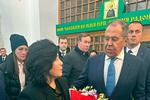 Ruslands udenrigsminister, Sergej Lavrov, ses her sammen med Nordkoreas udenrigsminister, Choe Son-hui, i Moskva. Billedet er taget fra det russiske udenrigsministeriums talsperson Maria Zakharovas Telegram-profil. Foto: -/Ritzau Scanpix