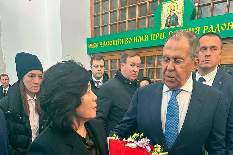 Ruslands udenrigsminister, Sergej Lavrov, ses her sammen med Nordkoreas udenrigsminister, Choe Son-hui, i Moskva. Billedet er taget fra det russiske udenrigsministeriums talsperson Maria Zakharovas Telegram-profil. Foto: -/Ritzau Scanpix