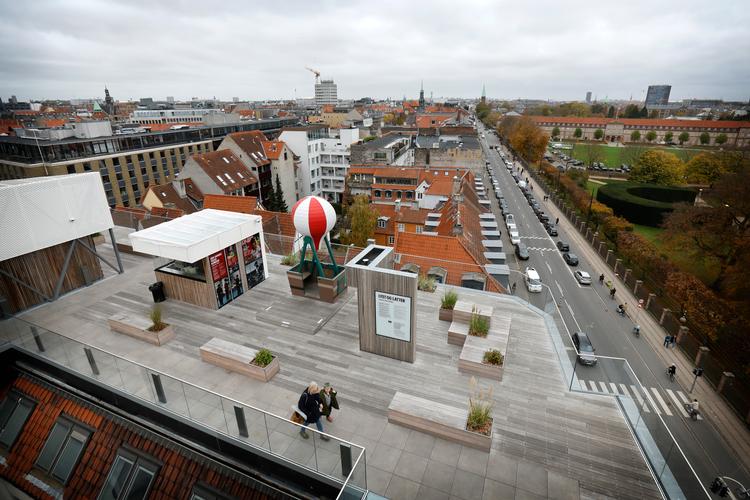 Filmtaget midt i København har en spektakulær udsigt. Men prisen har været høj. Entreprenøren påstår, at projektet, der skulle have kostet knap 40 millioner kroner, er løbet op i over 150 millioner kroner.   Foto: Jens Dresling