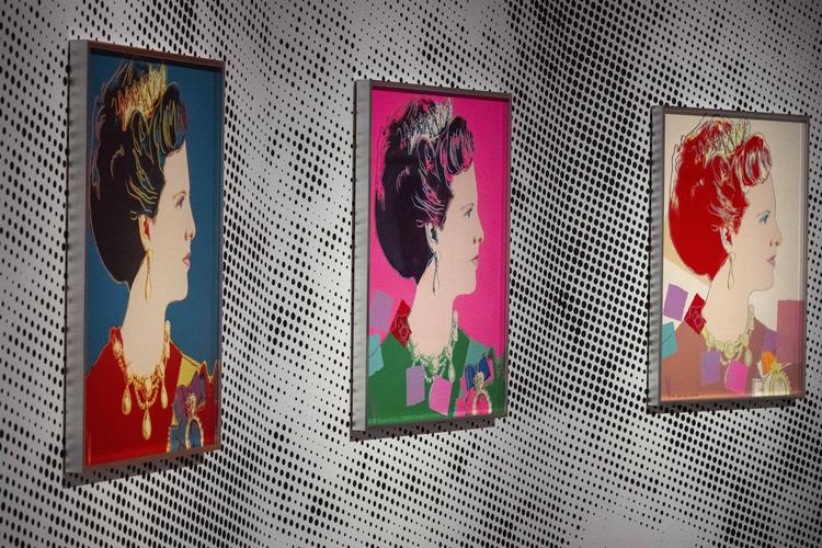 Her ses i Holland silketryk af dronning Margrethe, som er del af en Andy Warhol-serie.  Foto: Peter Dejong/Ritzau Scanpix