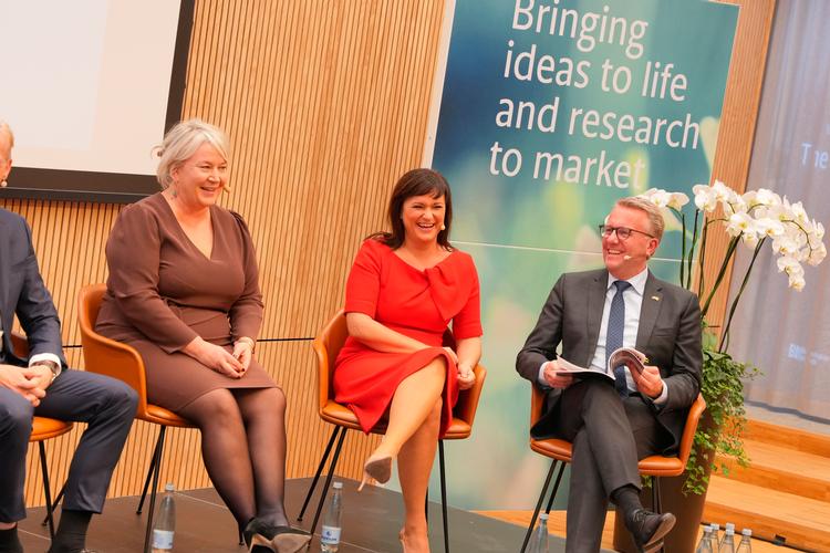 Uddannelses- og forskningsminister Christina Egelund (M), indenrigs- og sundhedsminister Sophie Løhde (V) og  erhvervsminister Morten Bødskov (S) præsenterede regeringens nye strategi for life science på BioInnovation Institute i København. Foto: Emil Helms/Ritzau Scanpix