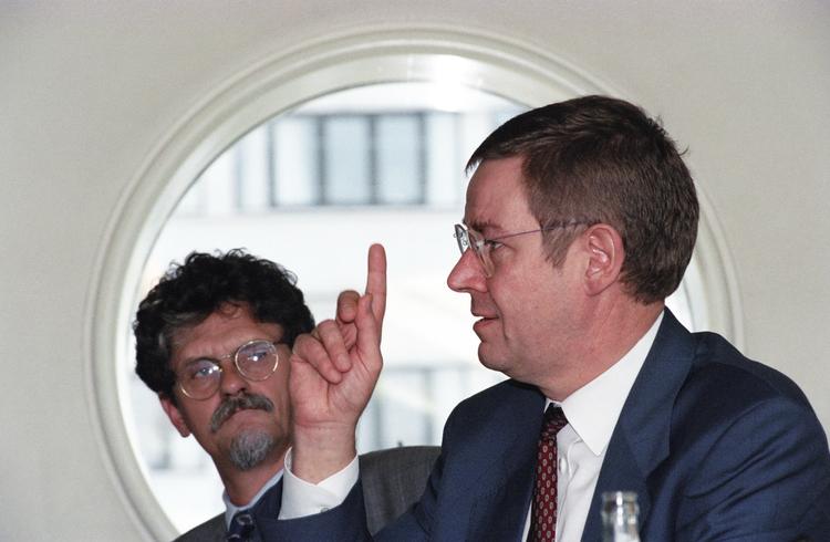 Poul Nyrup Rasmussen og Mogens Lykketoft i 1994, da Nyrup var statsminister, og båndene mellem de to ledende socialdemokrater var stærkt.  Foto: Finn Frandsen