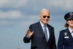US President Joe Biden waves as he walks to board Air Force One at Joint Base Andrews in Maryland on November 1, 2024. Biden travels to Philadelphia, Pennsylvania. (Photo by Ting Shen / AFP) Foto: Ting Shen/Ritzau Scanpix