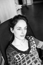 Jelena Kostjutjenko drømmer hver nat en umulig drøm om at være tilbage i Rusland blandt sine gamle kolleger på Novaja Gazeta.  Avisen er lukket, flere af kollegerne slået ihjel. Foto: Julia Balashova