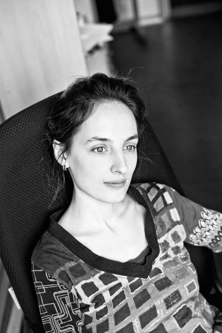 Jelena Kostjutjenko drømmer hver nat en umulig drøm om at være tilbage i Rusland blandt sine gamle kolleger på Novaja Gazeta.  Avisen er lukket, flere af kollegerne slået ihjel. Foto: Julia Balashova