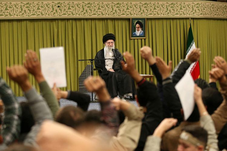 Irans øverste leder, ayatollah Ali Khamenei, på et møde med studerende i Tehran. Foto: Office Of The Iranian Supreme Le/Ritzau Scanpix