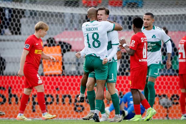 Viborgs Oliver Bundgaard  og Jean-Manuel Mbom jubler efter scoring til 2-1, som blev kampens sidste. Foto: Jens Dresling