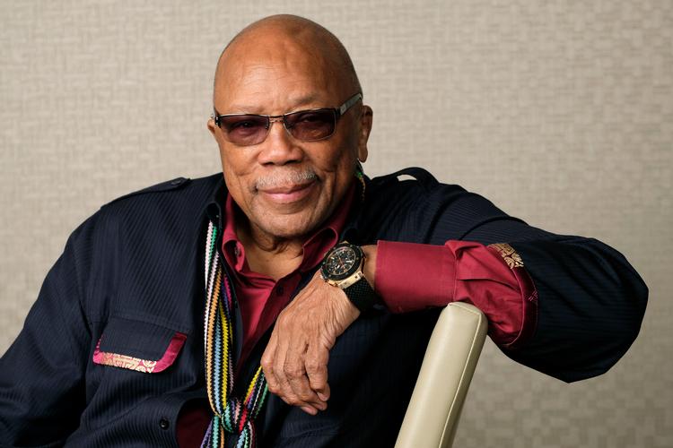 I 2001 fik Quincy Jones udgivet selvbiografien 'Q'. Det siger noget om hans betydning, at priser og æresbevisninger i bogen om en af populærmusikkens vigtige producere ifølge AP fylder 18 sider.  Foto: Chris Pizzello/Ritzau Scanpix