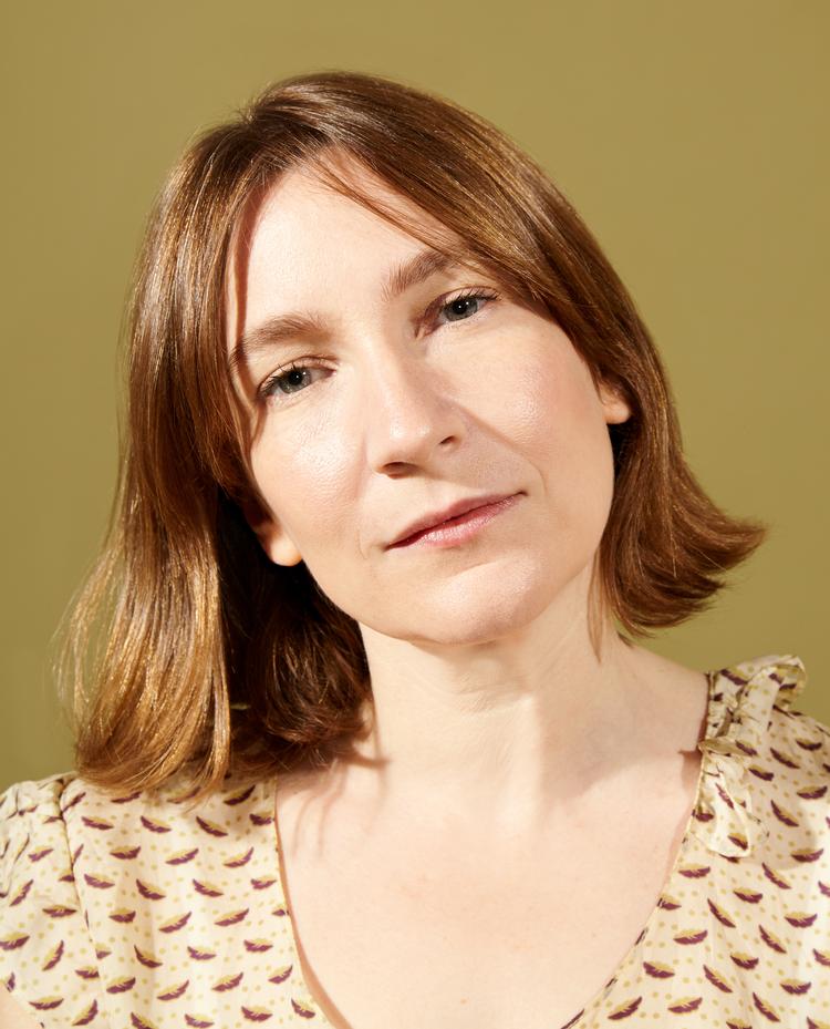 Sheila Heti er i dag i slutningen af 40'erne. Spørgsmålet om børn eller ej er besvaret og lukket for hendes vedkommende. Men alle overvejelserne lever videre i romanen 'Moderskab'.  Foto: Steph Martyniuk
