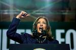 Kamala Harris burde få stor medvind fra, at økonomien går godt, tilsiger vanlig valgkampslogik. Men mange amerikanere husker Trumptidens økonomi som bedre.  Foto: Scott Olson/Ritzau Scanpix