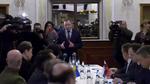 Den belarusiske udenrigsminister, Vladimir Makei, taler under forhandlingerne med den ukrainske forsvarsminsiter, Oleksej Reznikov, and den russiske præsidents udsending, Vladimir Medinskij. Foto: Belta/Ritzau Scanpix