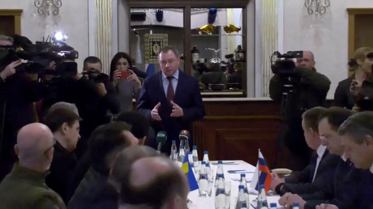 Den belarusiske udenrigsminister, Vladimir Makei, taler under forhandlingerne med den ukrainske forsvarsminsiter, Oleksej Reznikov, and den russiske præsidents udsending, Vladimir Medinskij. Foto: Belta/Ritzau Scanpix