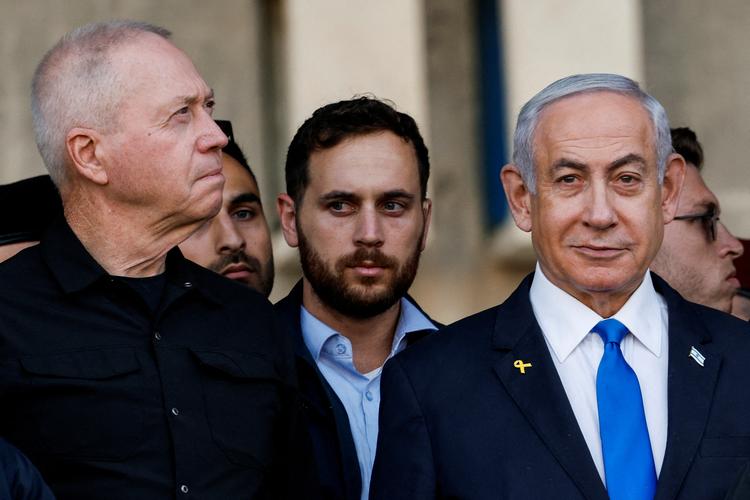 Der har gennem længere tid været uenigheder mellem premierminister Benjamin Netanyahu og forsvarsminister Yoav Gallant (tv). Foto: Amir Cohen/Ritzau Scanpix