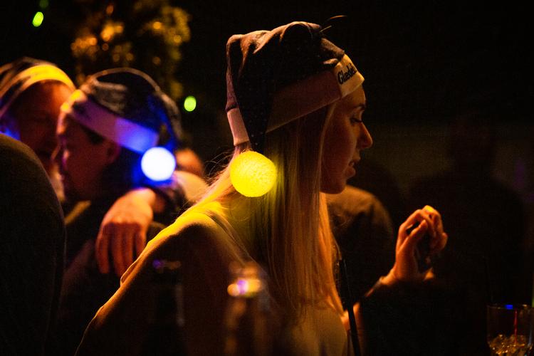 J-dag er en festdag. Særligt for unge mennesker, som fejrer, at salget af julebryg går i gang. Foto: Nima Taheri