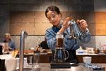 ’Hand crafted coffee’ (håndlavet kaffe) er et stykke præcisionsarbejde for Zewdie Redda. Og en udfordring for kaffeboomere, der skal drikke det. Foto: Signe Lægsgaard