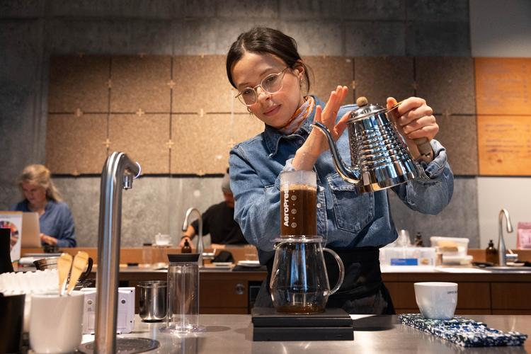 ’Hand crafted coffee’ (håndlavet kaffe) er et stykke præcisionsarbejde for Zewdie Redda. Og en udfordring for kaffeboomere, der skal drikke det. Foto: Signe Lægsgaard